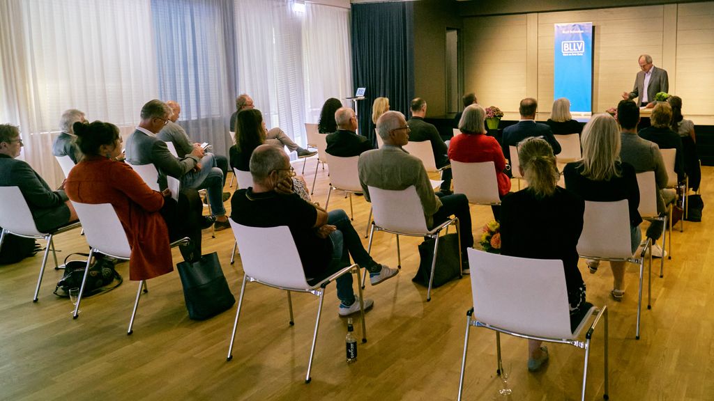 Heimleiter Walter Mair ber der Wiedereröffnung des Saals im Studentenwohnheim Augsburg 