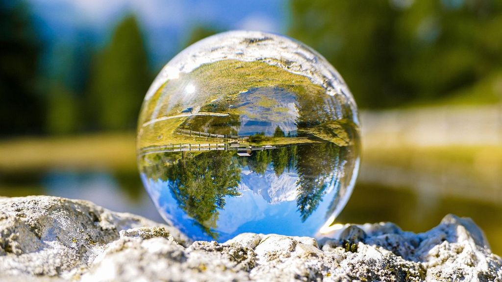 https://pixabay.com/de/photos/glaskugel-bergsee-s%c3%bcdtirol-7703997/   von smoms_photography
