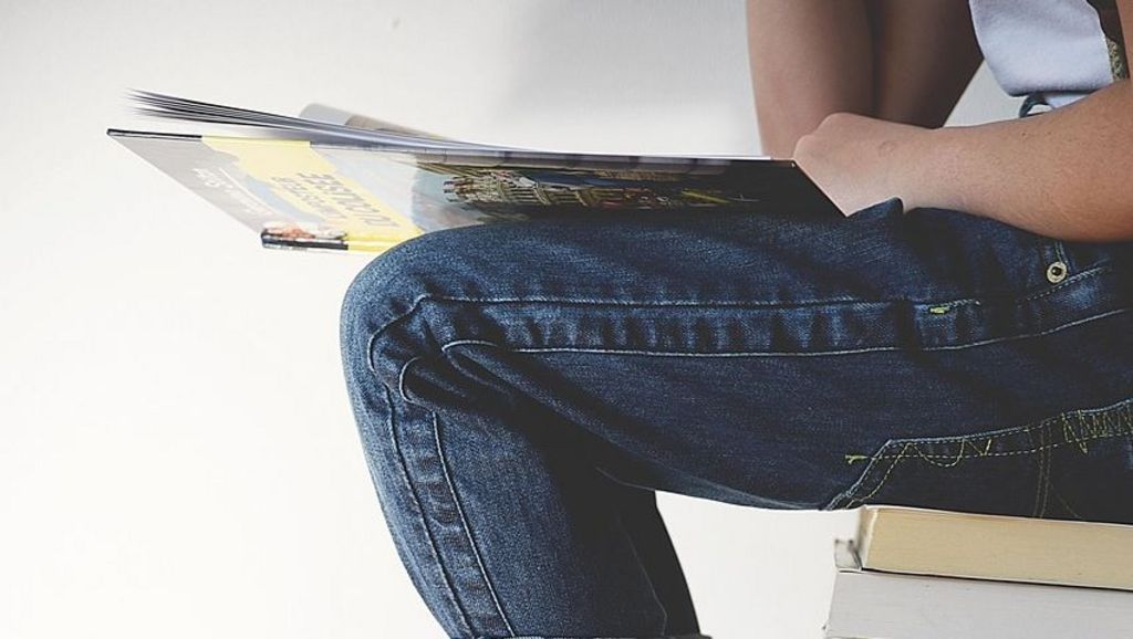 Quelle:
https://pixabay.com/de/photos/b%c3%bccher-fu%c3%9f-beine-person-lesen-1841116/ von Pexels